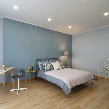 Brand New Mid-century Modern In アパート